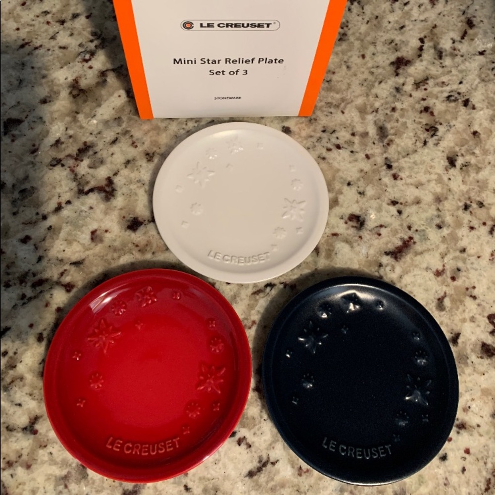 Le Creuset Star Relief Mini Plates Set
